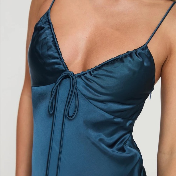 Princess Polly Blue Maxi Special Occasion Dress with Elegant Sheen - Picture 4 of 11